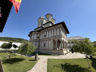 Photo in Biserica M?n?stirii Berisl?ve?ti Strada Coisca Stoene?ti Berisl?ve?ti V?lcea 247040 Rom?nia