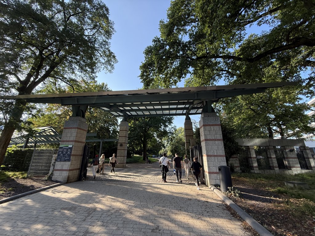 Photo in Stehender mannlicher Torso Marseiller Promenade Neustadt Hamburg-Mitte Hamburg 20355 Germany